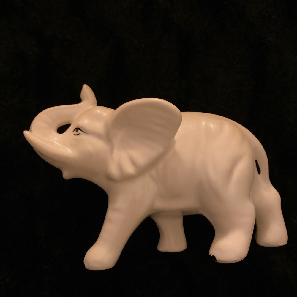 Elephant Earthenware Especially for Sophia-Ann - Picture 2 of 3
